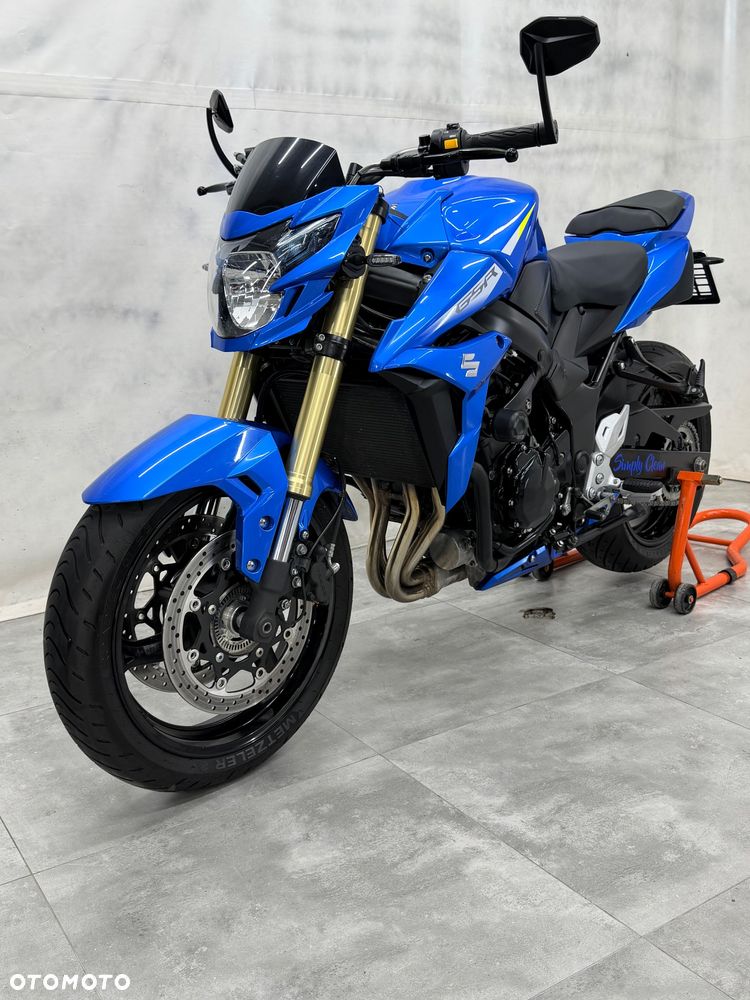 Suzuki GSR - 1
