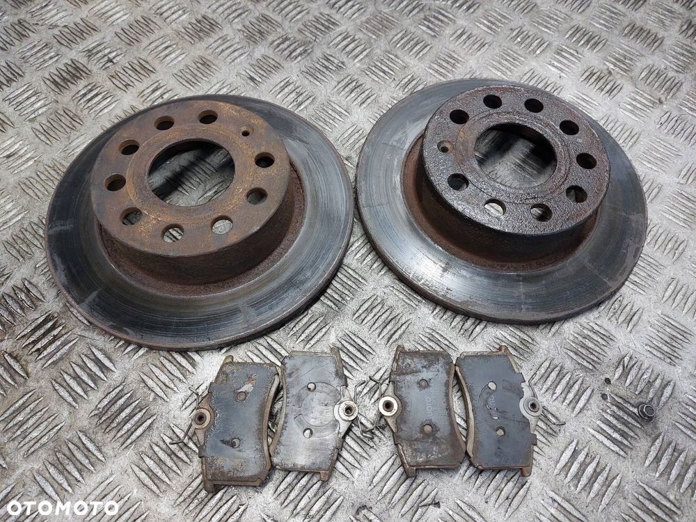 TARCZE HAMULCOWE TYŁ + KLOCKI VOLKSWAGEN GOLF V PLUS - 1