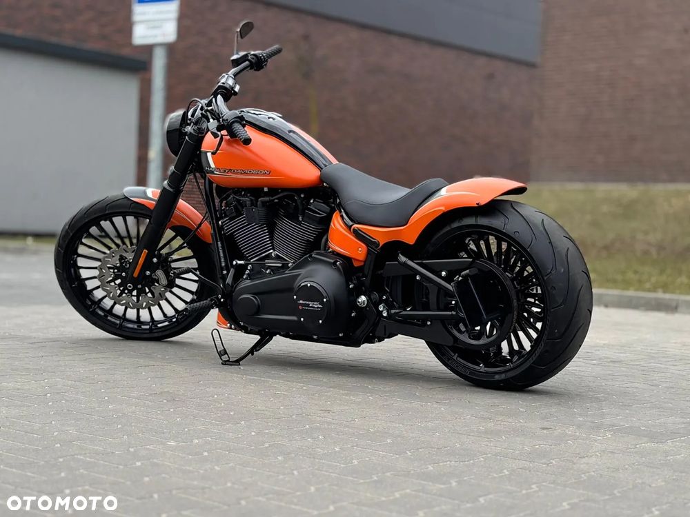Harley-Davidson Softail Breakout - 27