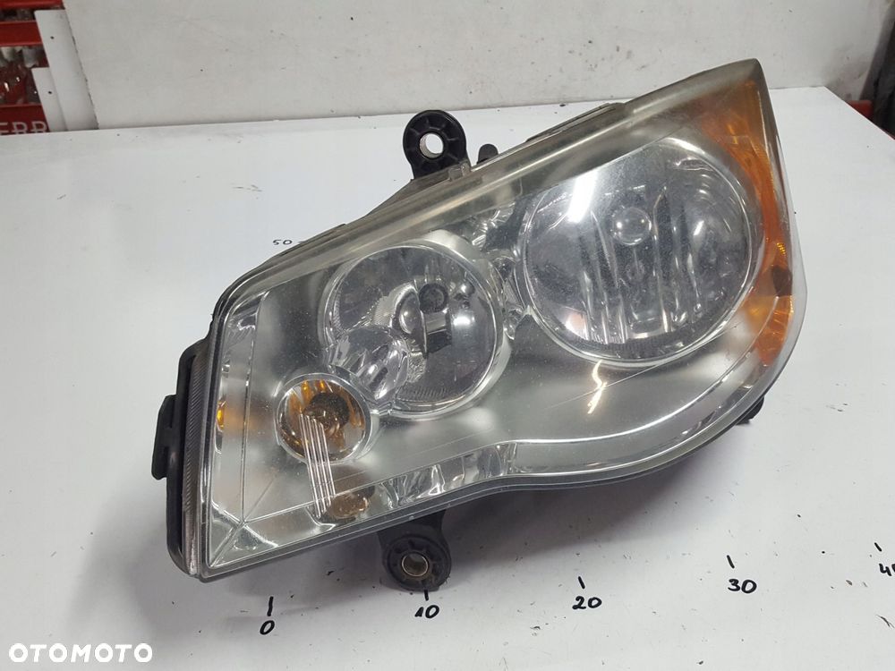 CHRYSLER GRAND VOYAGER V 08-10r LAMPA LEWA PRZÓD ANGLIK - 1
