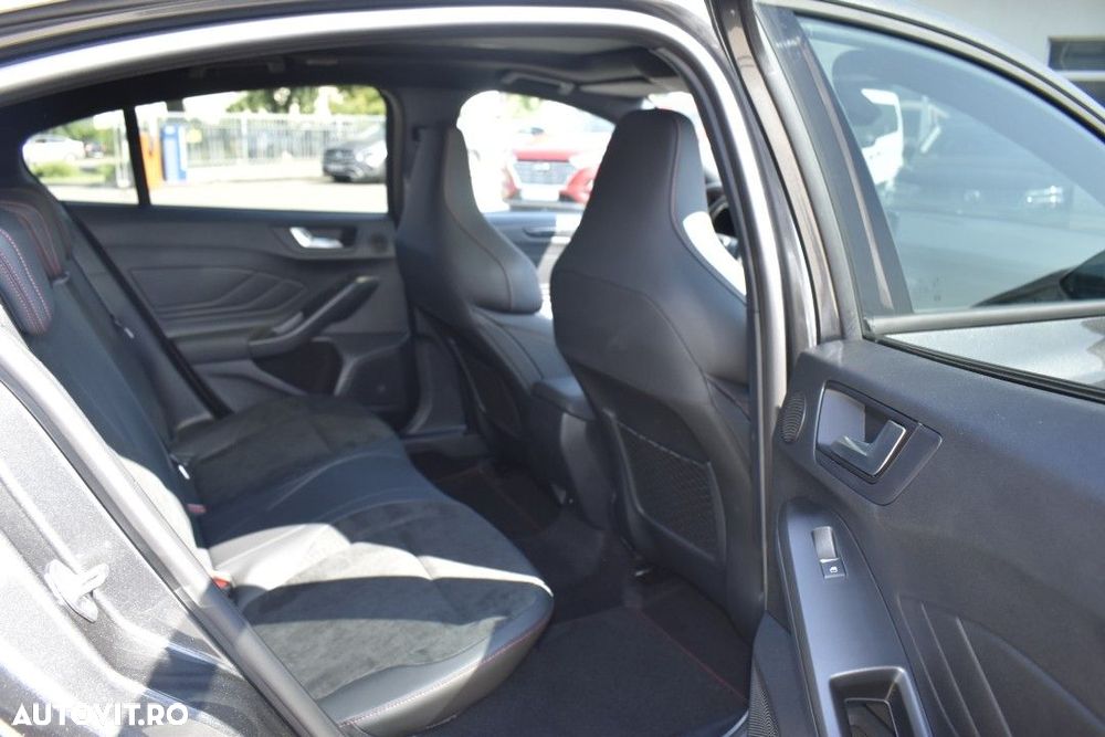 Ford Focus 2.3 Ecoboost 7DCT ST X - 32