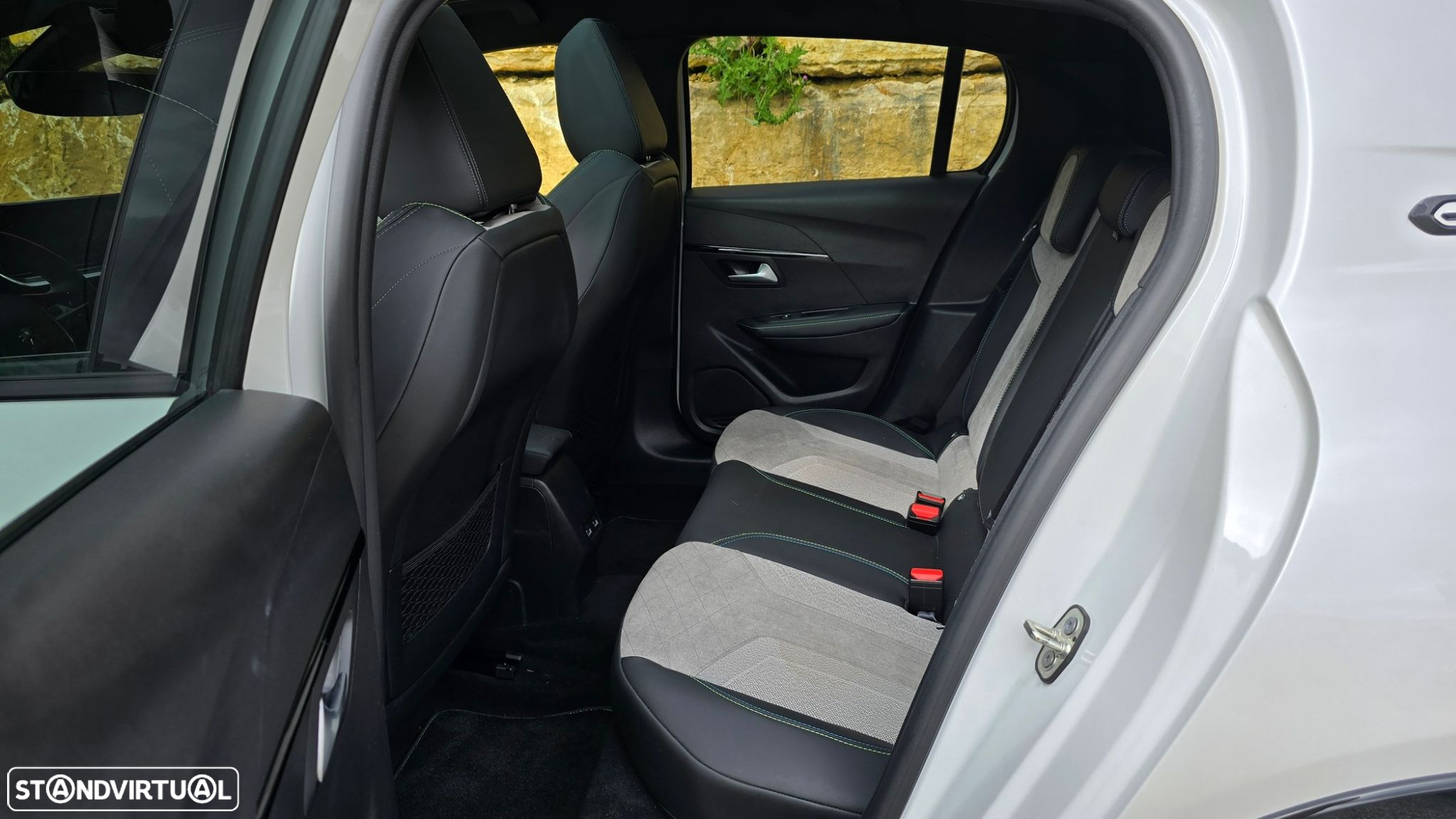 Peugeot e-208 GT - 52
