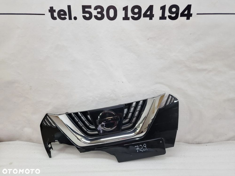 NISSAN MICRA K14 16- ATRAPA / GRILL / ZNACZEK POD RADAR PRZEDNI PRZÓD , NR 62890-5FA0R , NR AUKCJI GL729 - 1