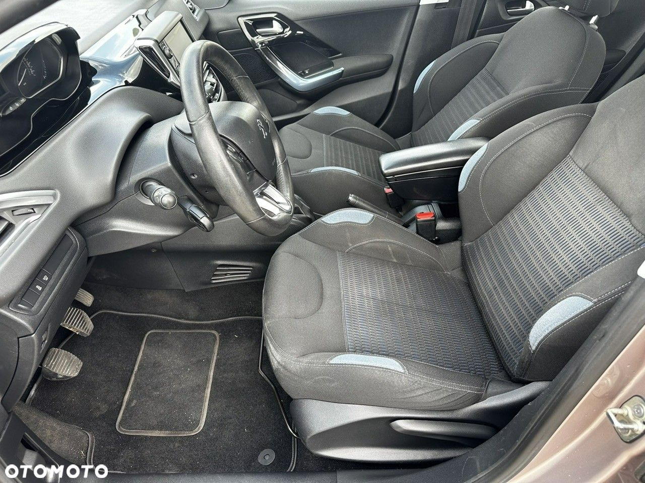 Peugeot 208 - 19