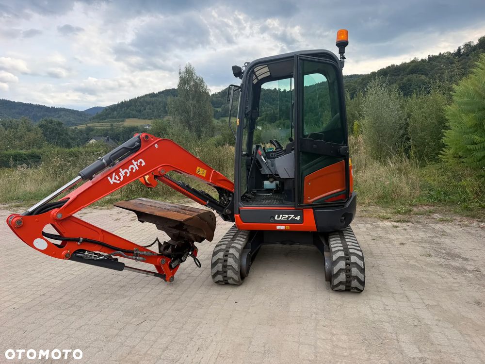 Kubota U27 Minikoparka koparka gąsienicowa 2.8 tony. jak Nówka sztuka z salonu! 2017 rok. 1570mtg. Przywieziona z Gospodarstwa Norweskiego! Zadbana Maszyna ani deka luzów i wycieków. Aktualna Dekra dokumentacja BMWT! Łyżka skarpowa uchylna Hydrauliczna! Szybka wolna jazda. Zamki na tłokach. Wersja Norweska!! OKAZJA Tanio - 2