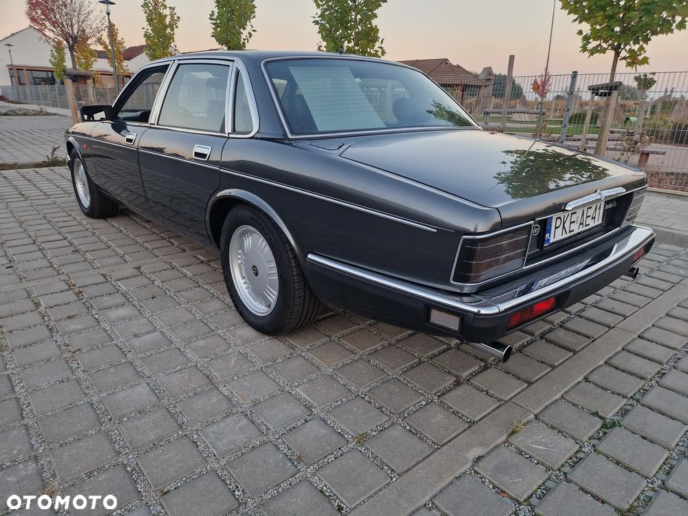 Jaguar Daimler Double Six - 4