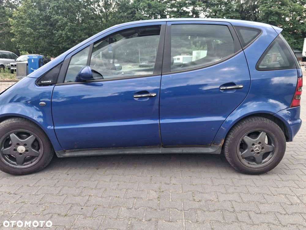 Mercedes A160 ELCH A klasa W168 silnik 1.6 Benzyna 166.930 skrzynia biegów drzwi klapa maska zderzak błotnik lakier 933 Tiefseeblau / Deep Sea Blue alternator listwa wtryskowa przepustnica przepływomierz alternator maglownica wahacz pompa wspomagania sprężarka klimatyzacji cewka wentylator sterownik stacyjka moduł silniczek panel przewód wiązka radio fotel fotele tapicerka skórzana skóra boczek podłokietnik szyba zwrotnica EGR chłodnica pas wzmocnienie lusterko lampa reflektor tłumik wydech halogen hak holowniczy klamka belka sanki mcperson amortyzator sprężyna felga zwrotnica blenda mikrostyk kierownica mechanizm zamek zacisk hamulcowy jarzmo klamka włącznik schowek lewarek wybierak osłona łapa poduszka zbiorniczek rura manetki kolektor pompa ABS sprzęgło konsola tunel kratki nawiewu skóra szyberdach NA CZĘŚCI - 9