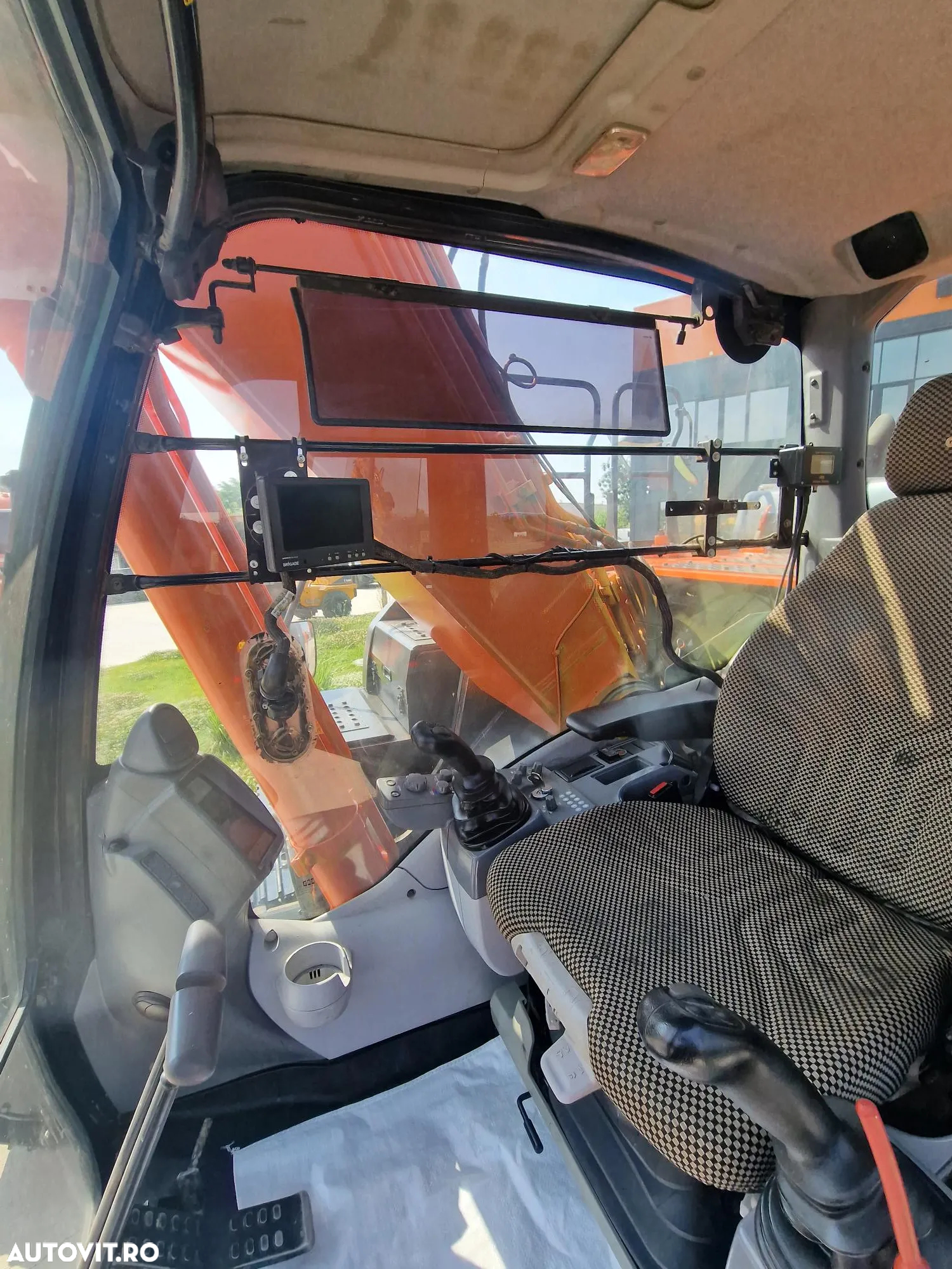 Hitachi ZX250LCN-6, 27,1t, 10.139h, cupa NOUA 1,55mc-76.900 EUR+Tva, gresare automata, Instalatia hdr de picon, inst hidr rotire atasament, lant 80%, camera spate si lateral, pregatire 3D, SUPER INTRETINUT-posibilitate leasing-PROMOTIE 76900 EUR+Tva - 11