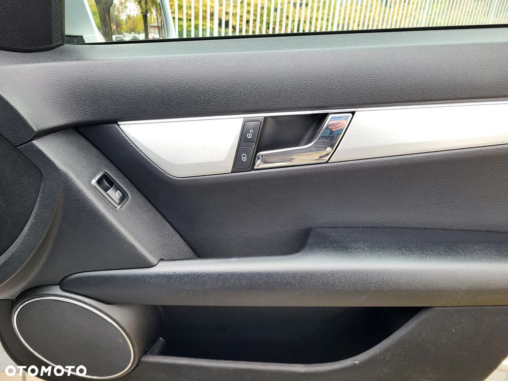 Mercedes-Benz Klasa C 180 K BlueEff Avantgarde - 33