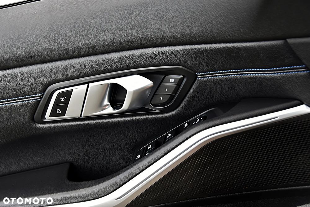 BMW Seria 3 330i xDrive - 34