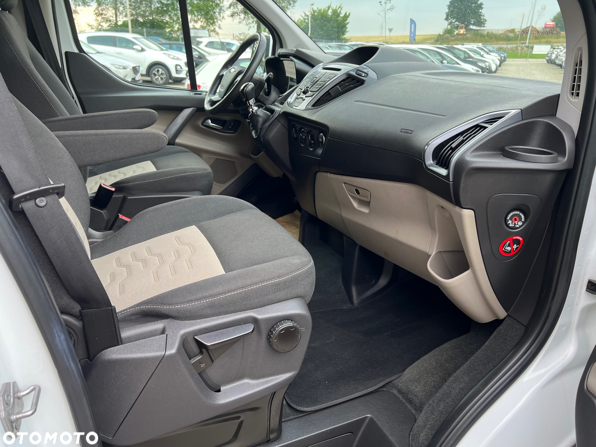 Ford Tourneo Custom - 28