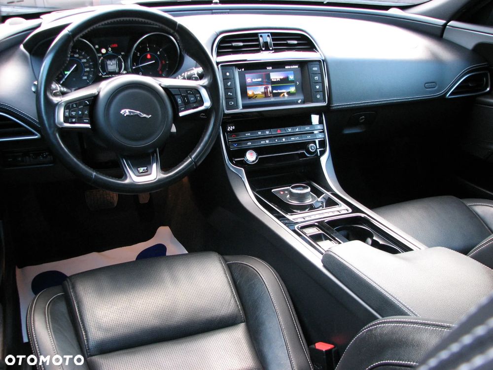 Jaguar XE 20d R-Sport - 19