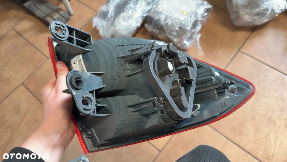 LAMPA PRAWY TYŁ W BŁOTNIK BMW F30 7372784 - 2