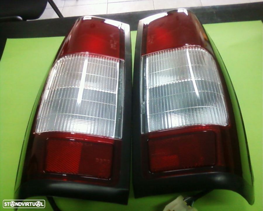 Farolins de trás Nissan Pickup D22 NOVOS - 1