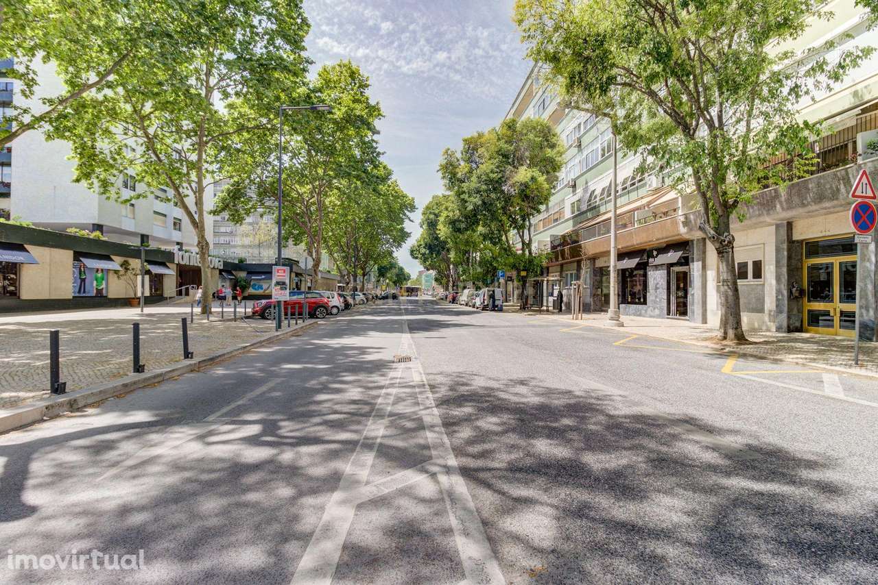 Apartamento T2 na prestigiada Estrada de Benfica, em frente ao Centro - Grande imagem: 2/19