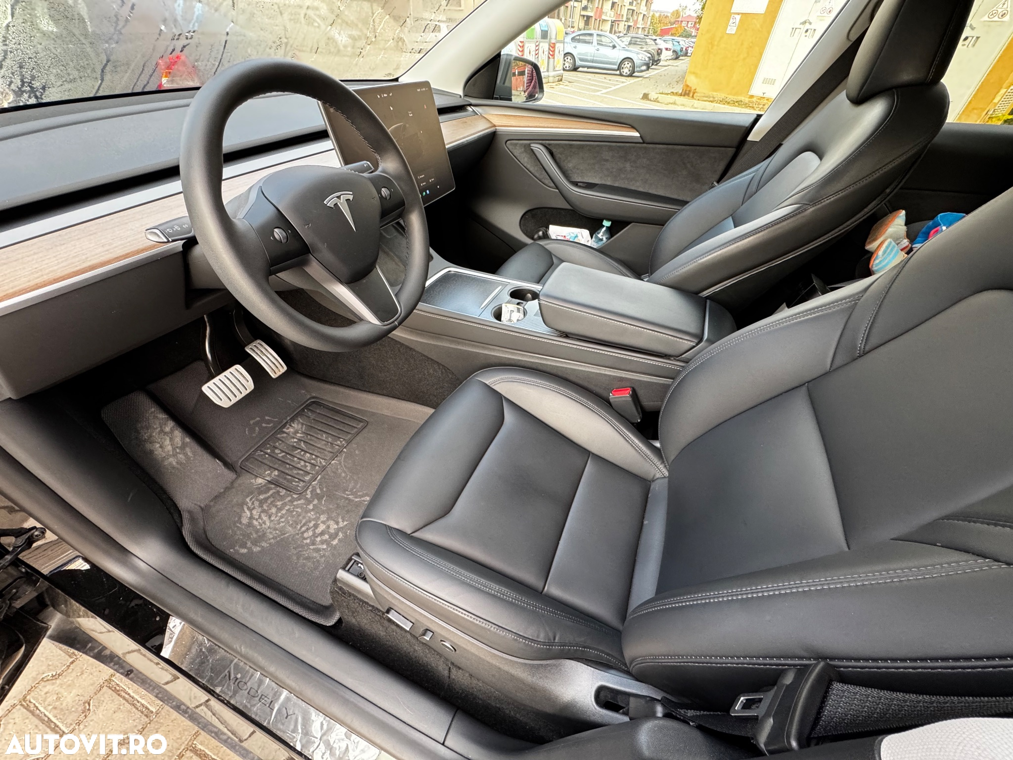 Tesla Model Y - 8