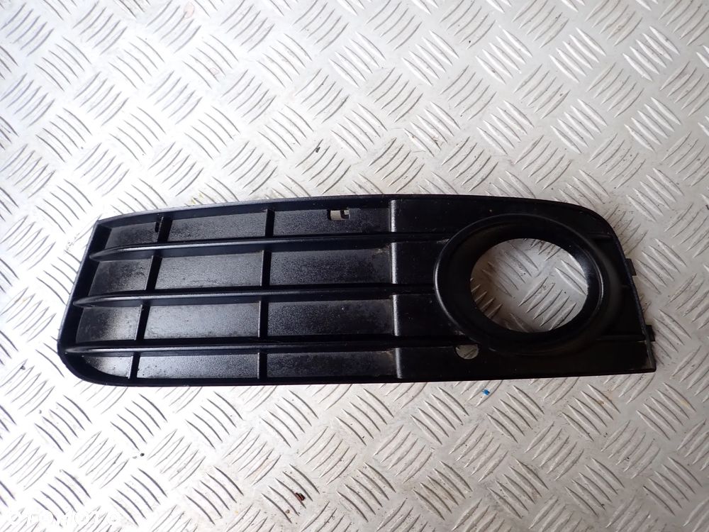 KRATKA LEWA ZDERZAKA PRZEDNIEGO  AUDI A4 B7  8K0807681A - 1