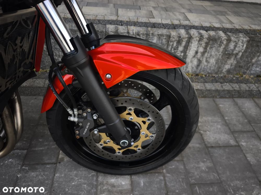 Suzuki GSR - 24