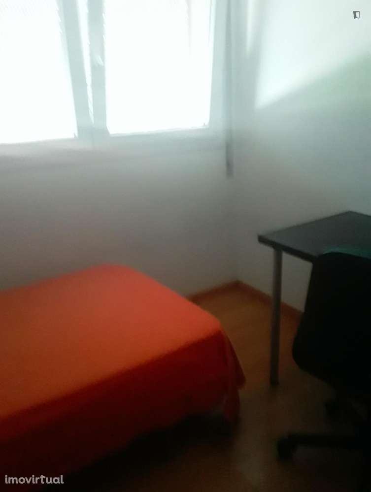 Quarto - localizado em Alto de São João Coimbra - Grande imagem: 2/6