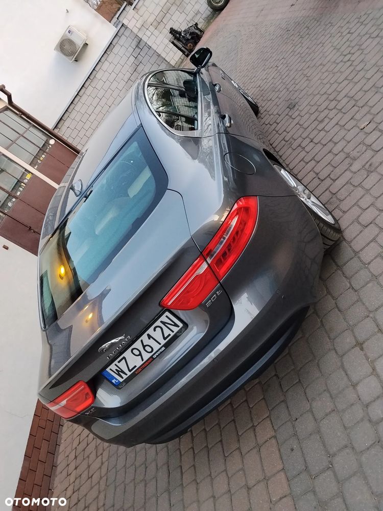 Jaguar XE 2.0 T Prestige - 3