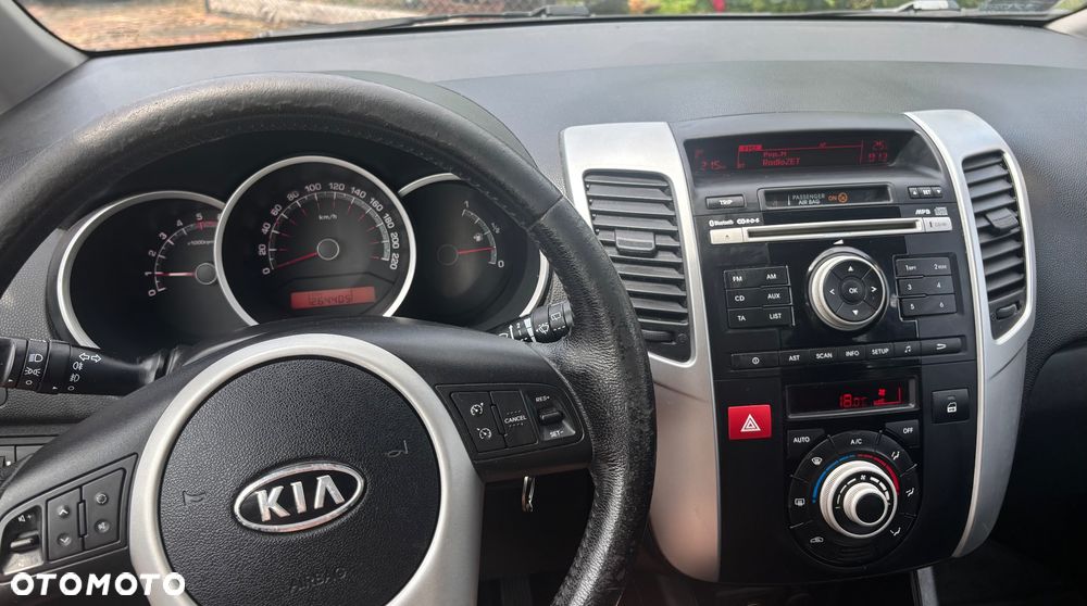 Kia Venga - 10