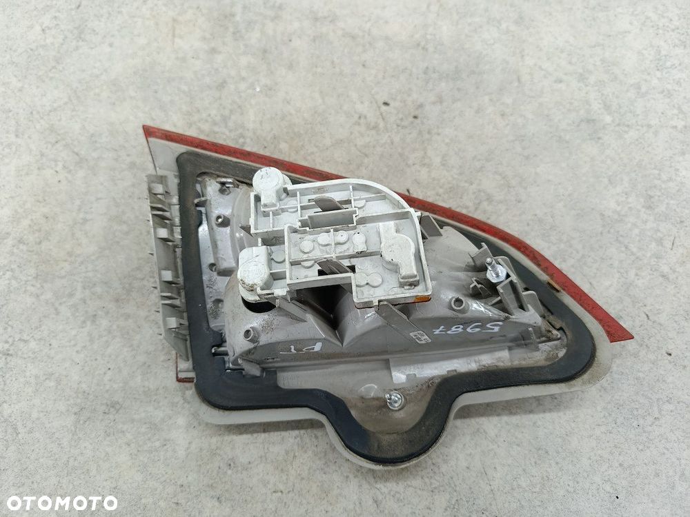 LAMPA TYLNA PRAWA W KLAPE FORD MONDEO MK4 7S71-13A602-B KOMBI - 2