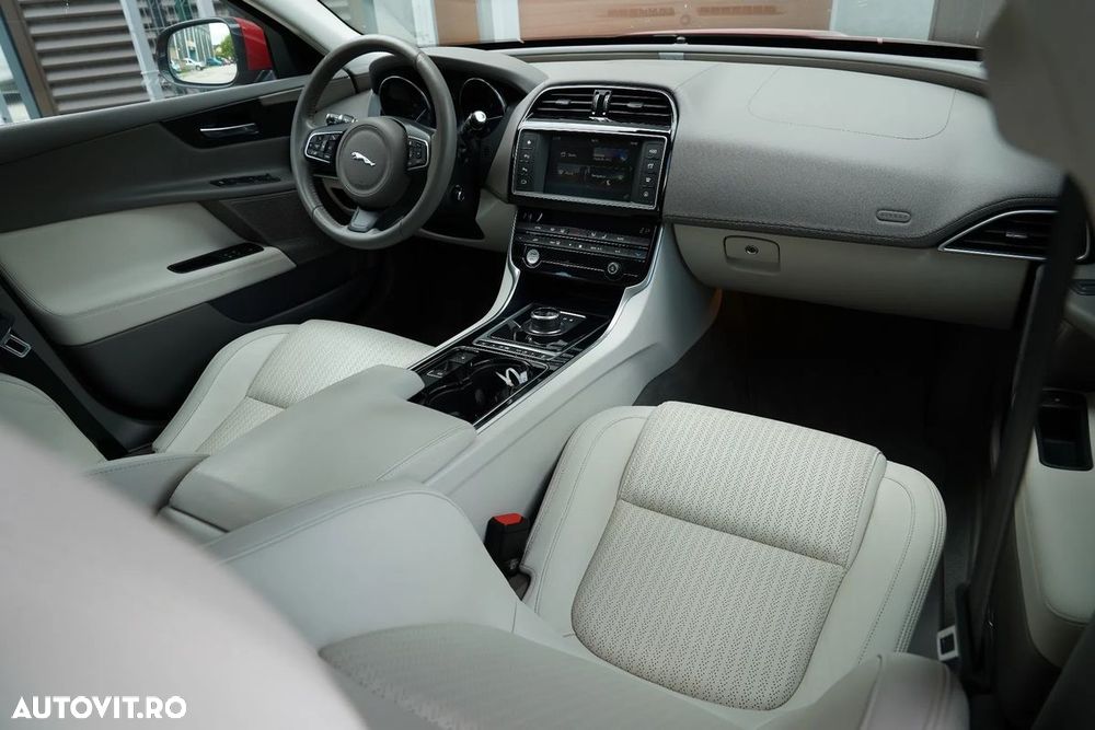 Jaguar XE - 4