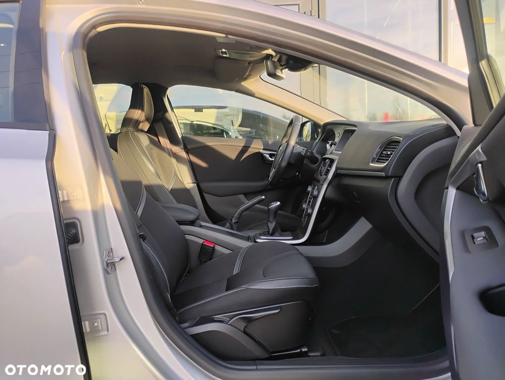 Volvo V40 D2 Drive-E Momentum - 17