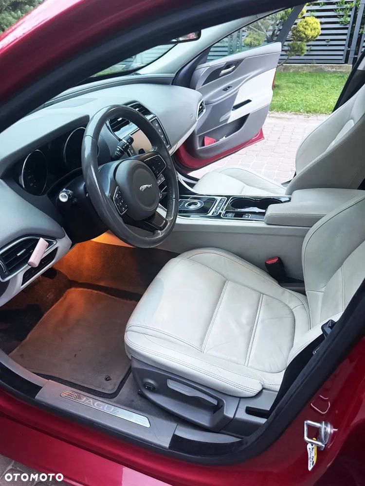 Jaguar XE 2.0 D Prestige - 11