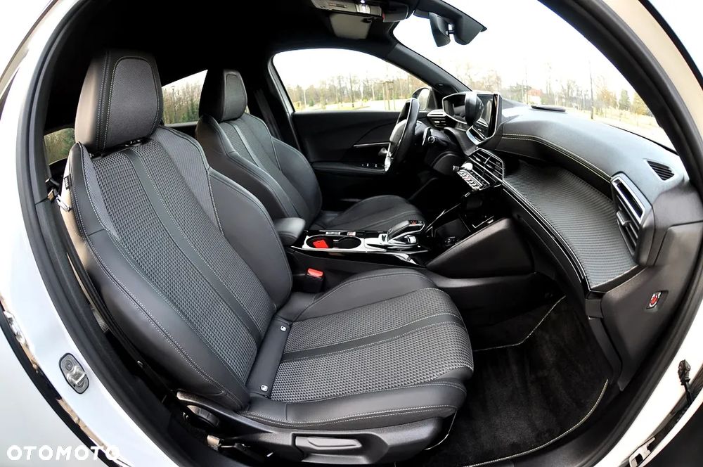 Peugeot 2008 BlueHDi 130 EAT8 GT - 27