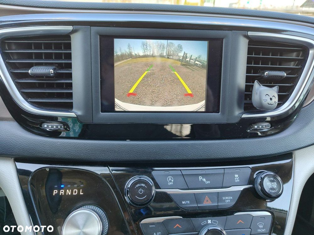 Chrysler Pacifica - 11