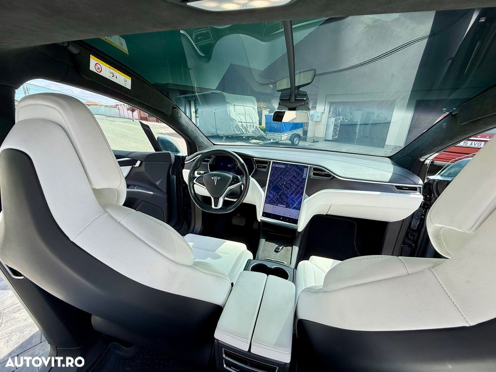 Tesla Model X - 11