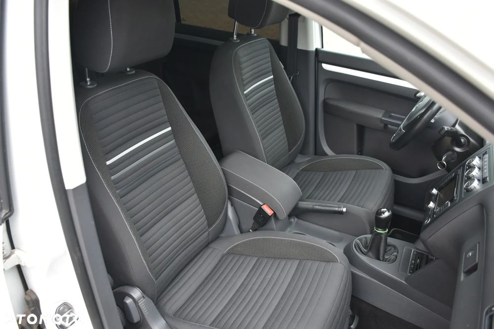Volkswagen Touran 2.0 TDI DPF BlueMotion Technology STYLE - 18