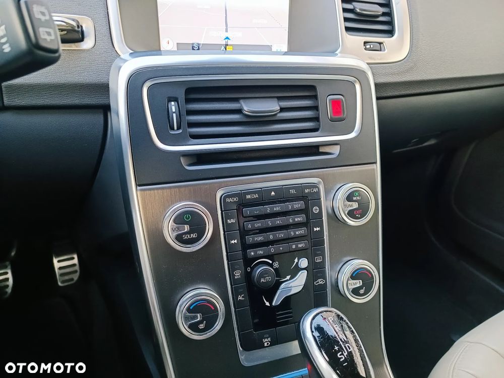 Volvo V60 D6 AWD Plug-in Hybrid Summum - 24