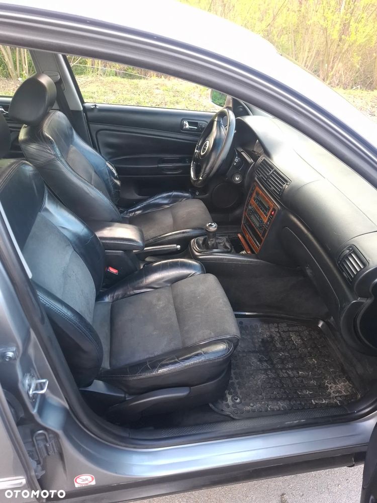 Volkswagen Passat 1.9 TDI Highline - 12