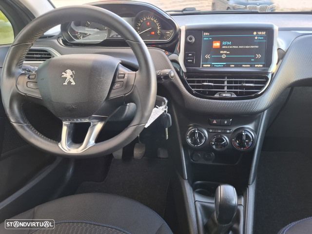 Peugeot 208 1.2 PureTech Signature - 11