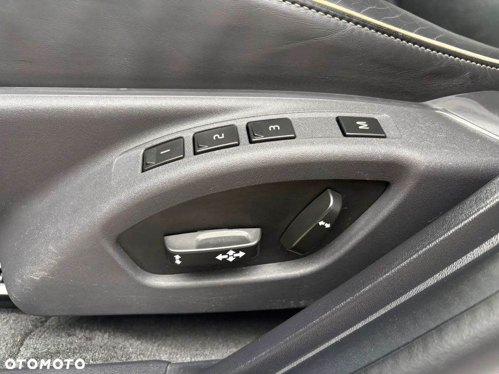 Volvo V60 D6 AWD Plug-in Hybrid R-Design Momentum - 16