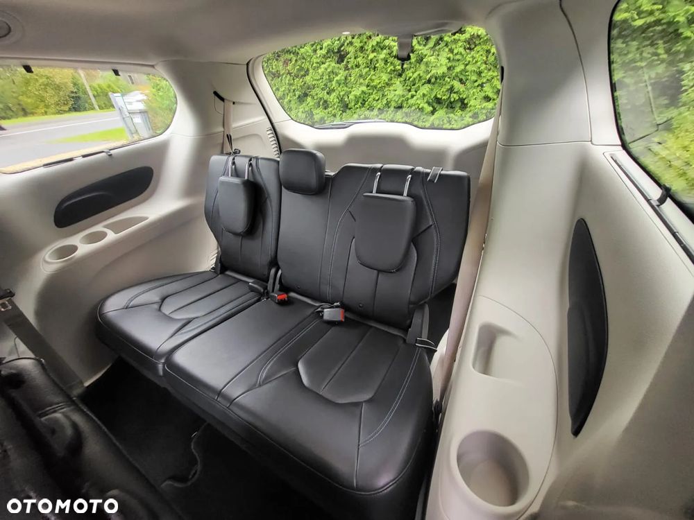 Chrysler Pacifica - 16