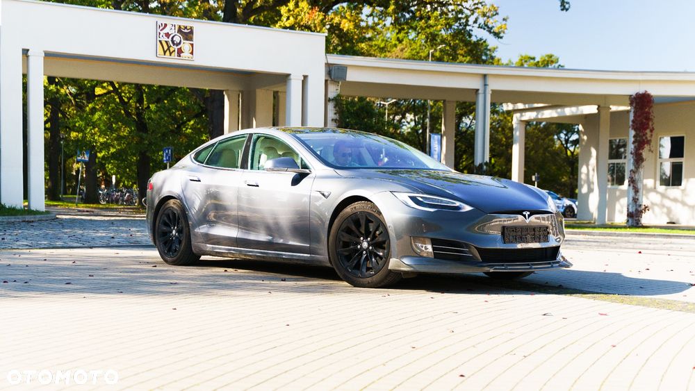Tesla Model S - 3
