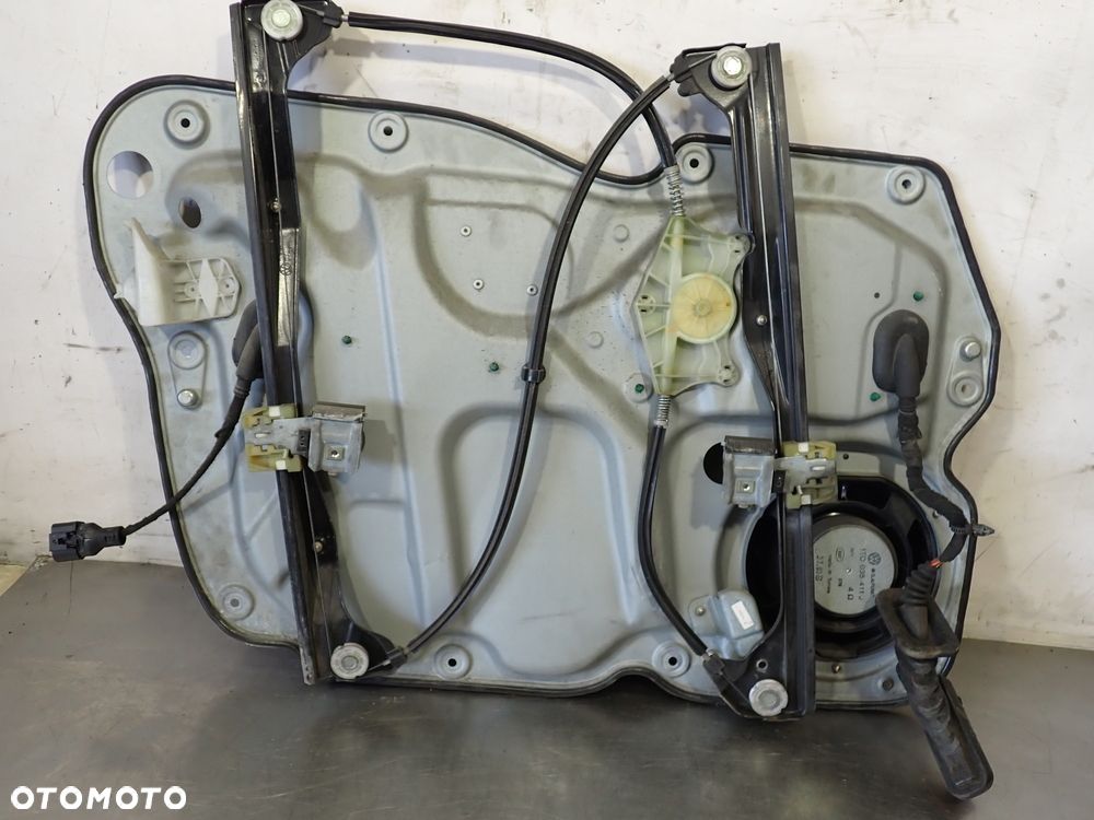 PODNOŚNIK SZYB PRAWY PRZÓD VOLKSWAGEN TOURAN I 2.0 1T0959702    1K0959792C   1T1837462A - 1