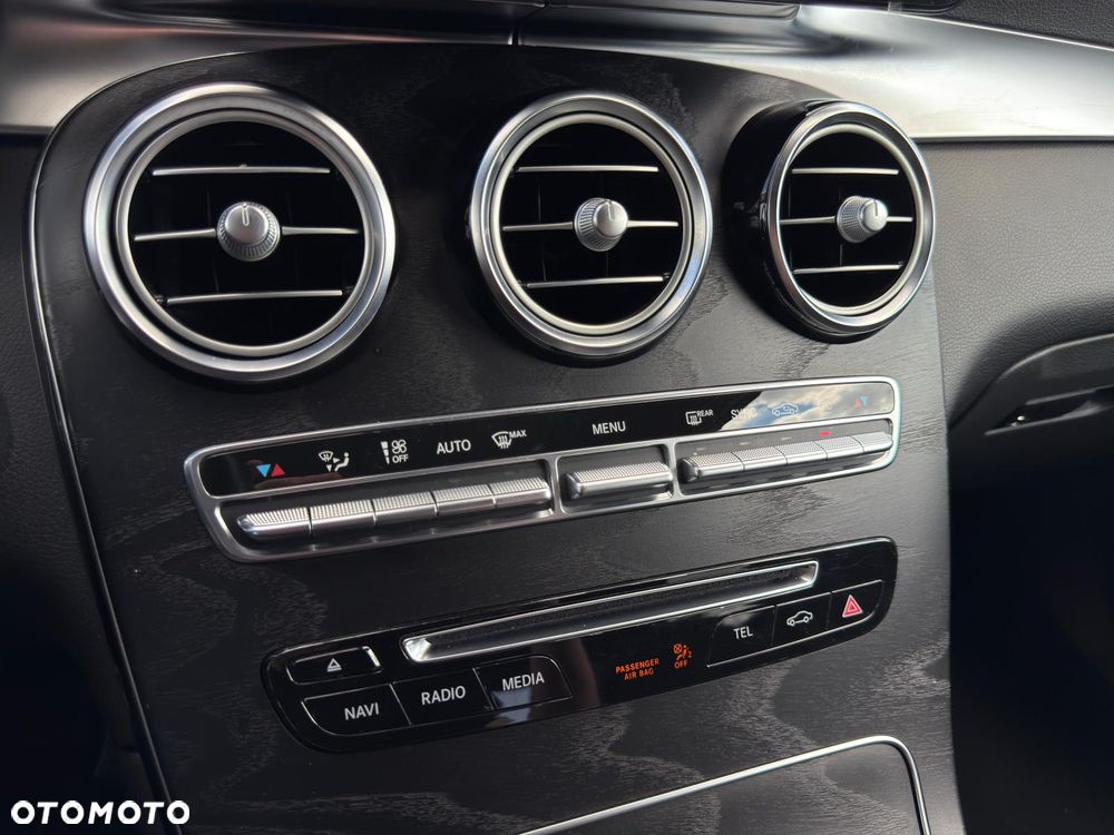 Mercedes-Benz GLC 250 4Matic 9G-TRONIC AMG Line - 22