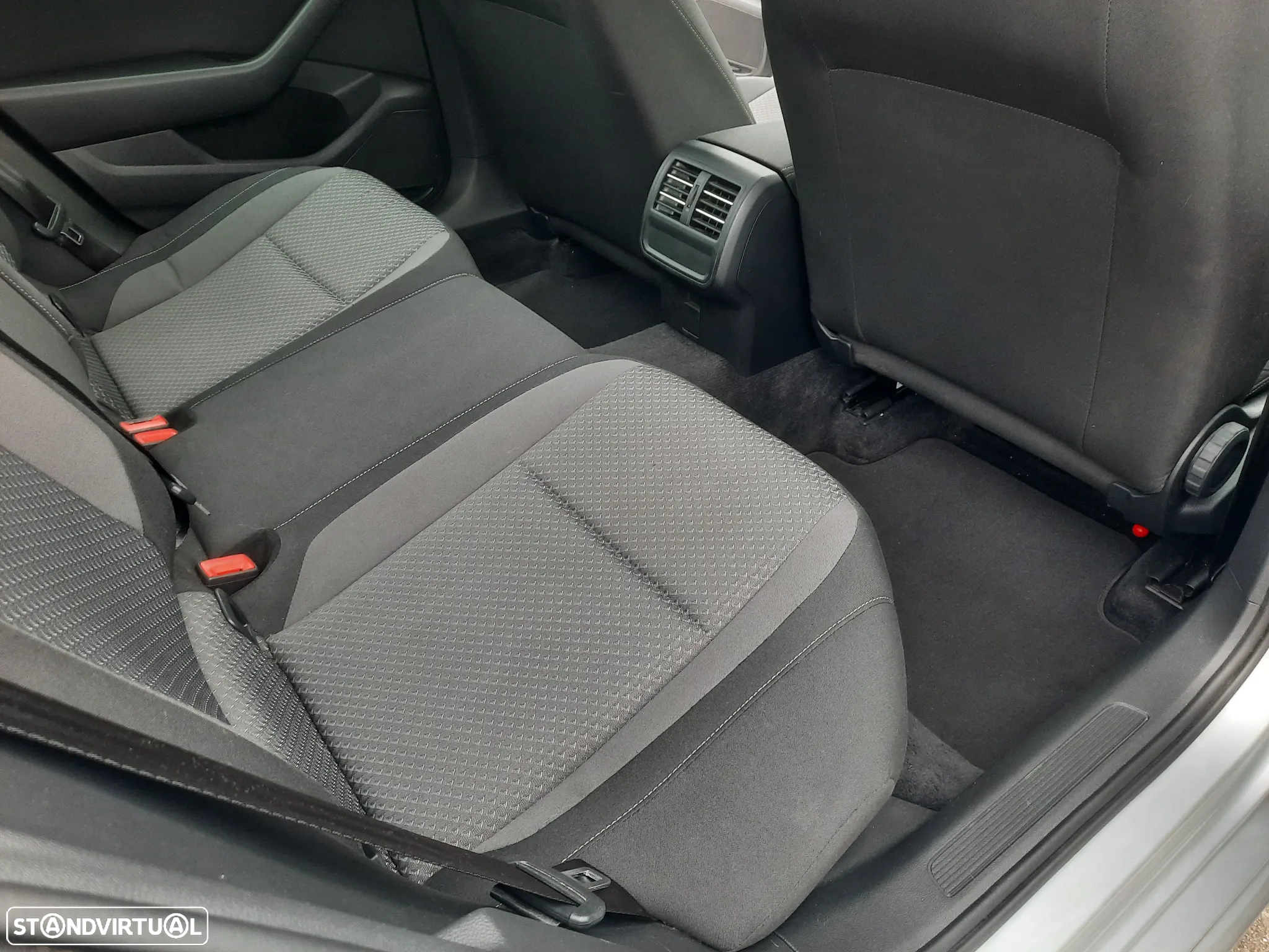 VW Passat 1.6 TDI BlueMotion - 35