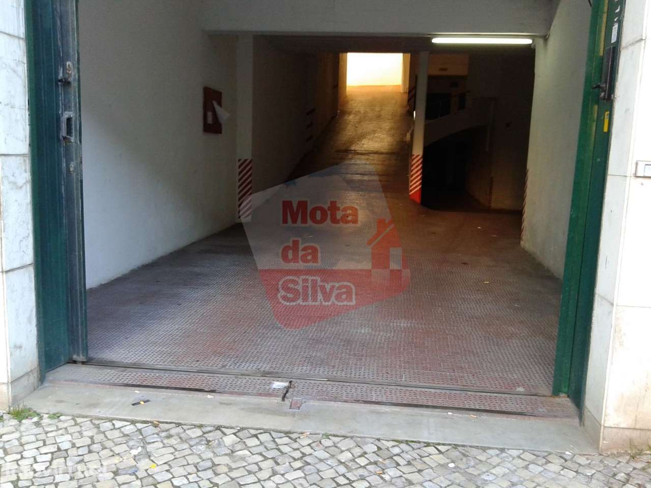 Excelente garagem para arrendamento na Cova da Piedade - Grande imagem: 3/5