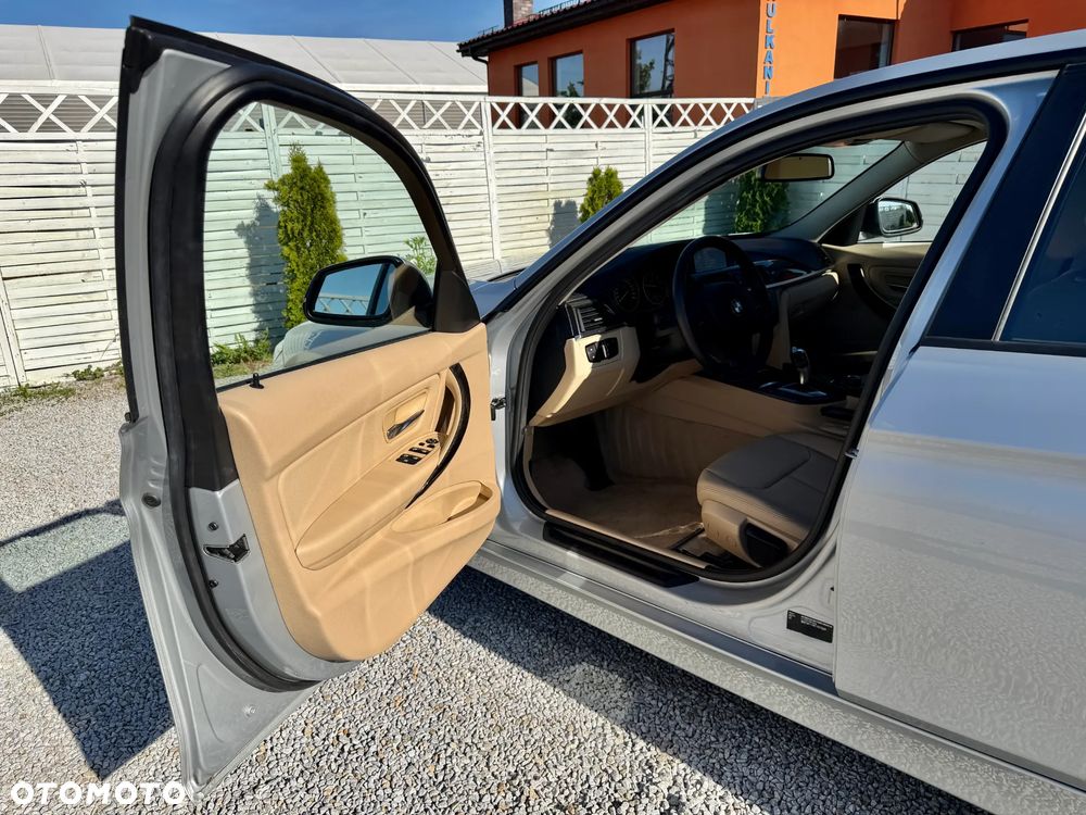 BMW Seria 3 316i - 32