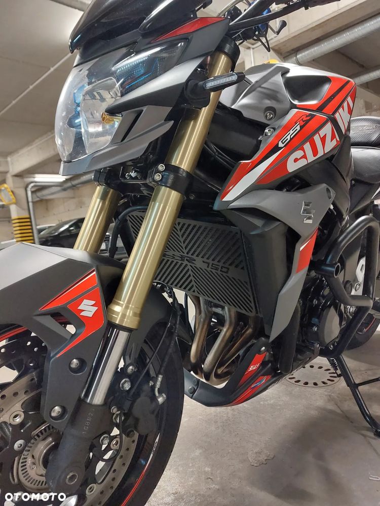 Suzuki GSR - 3