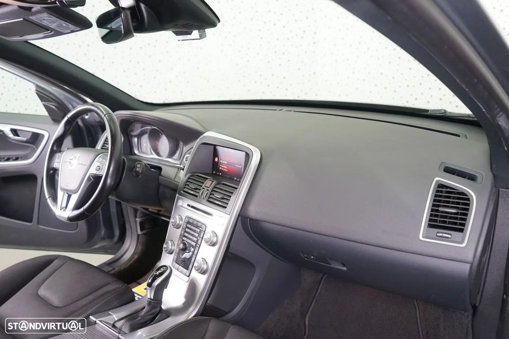 Volvo XC 60 2.0 D3 Momentum Geartronic - 18