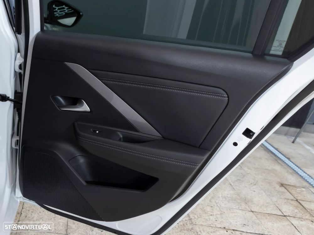 Opel Astra 1.2 T GS Aut. - 10