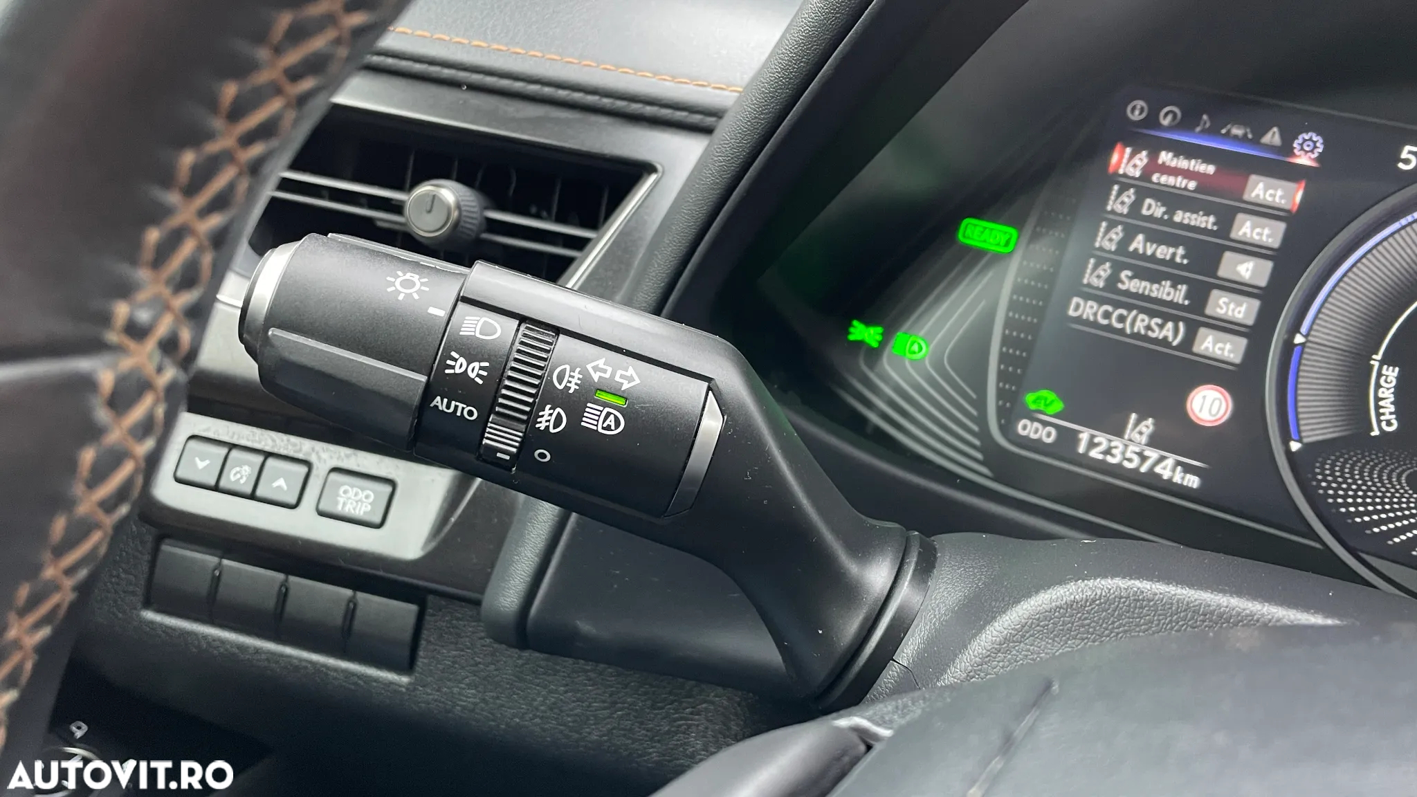 Lexus UX 250h 2.0L HEV 20H- (178 HP) 4X2 CVT Executive - 14