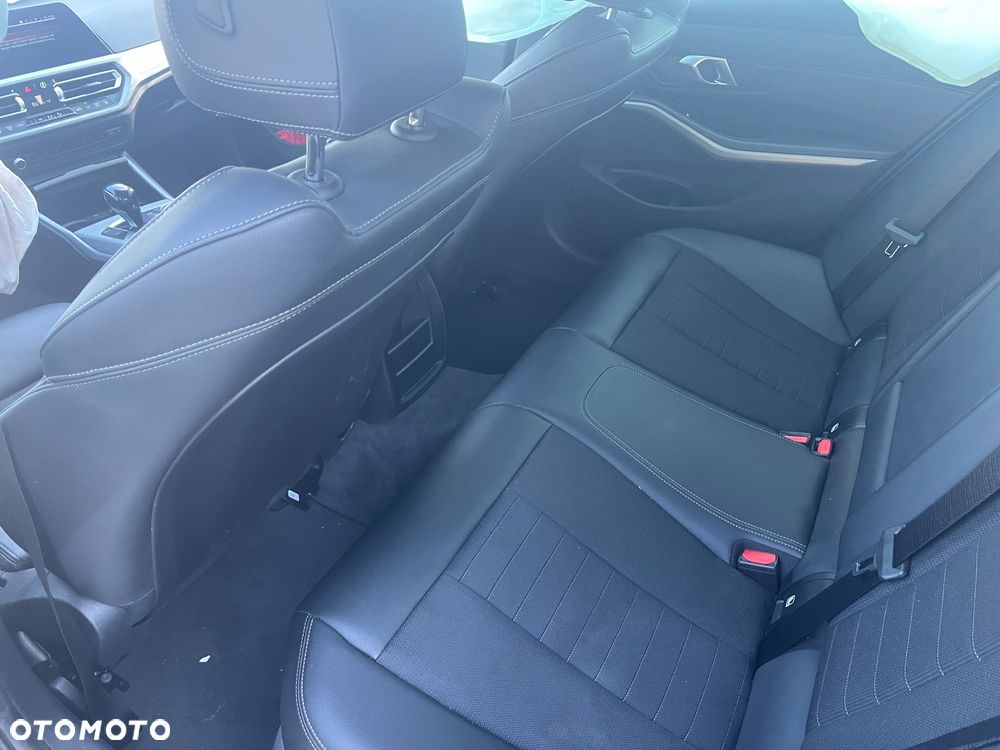 BMW Seria 3 318d Touring Sport Line - 26