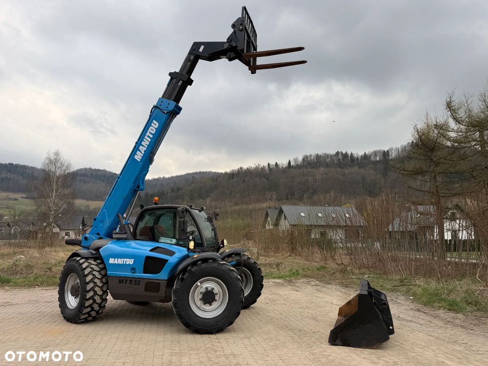 Manitou MT932 Ładowarka Teleskopowa dźwig wózek 9m. UDŹWIG 3,2 tony. Przebieg 2760 MTG jak Nowa z SALONU 2014rok z Norwegii z Gospodarstwa rolnego. Silnik PERKINS 100km. Serwisy w Dekra! Widły i łyżka. Ani deka luzu czy wycieku. OKAZJA! Jazda REWERS + 4 biegi. Skręt 3 tryby. - 2